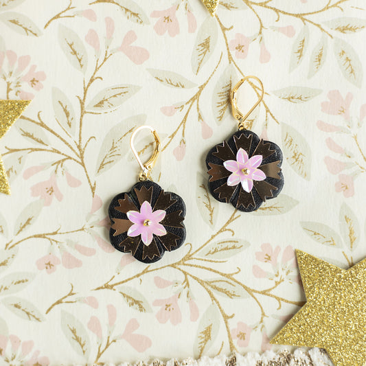 Boucles d'oreilles Scarlett- Cuir noir et sequin fleur rosée - Bijou baroque