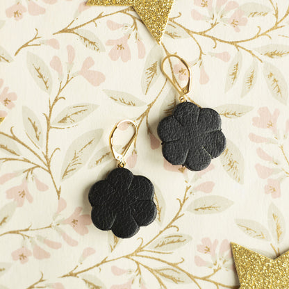 Boucles d'oreilles Scarlett- Cuir noir et sequin fleur rosée - Bijou baroque