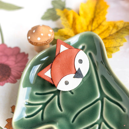 Pin's renard roux en cuir