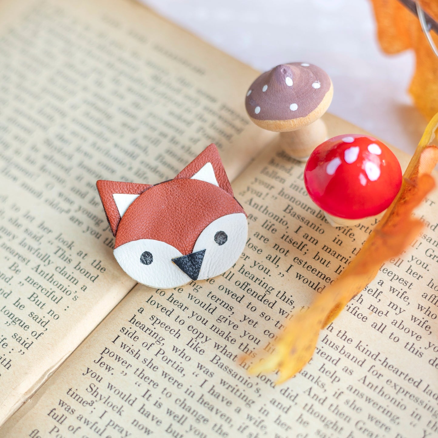 Pin's renard roux en cuir