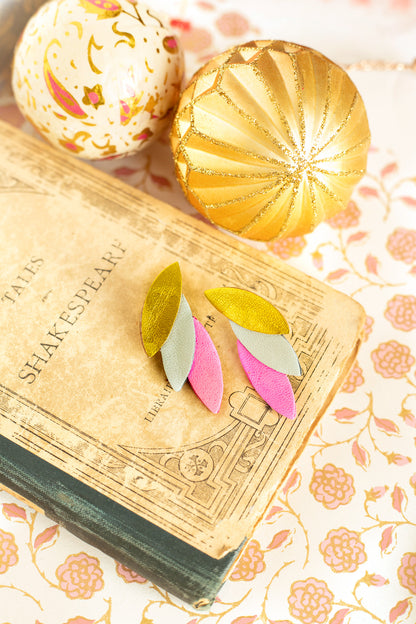 Boucles d'oreilles puces en cuir chartreuse métallisé, bleu opalin, rose fuchsia