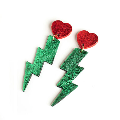 Boucles d'oreilles puces éclairs en cuir vert métallisé et coeurs rouges