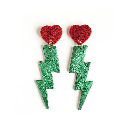 Boucles d'oreilles puces éclairs en cuir vert métallisé et coeurs rouges