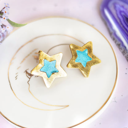 Boucles d'oreilles puces Étoiles - cuir doré et bleu