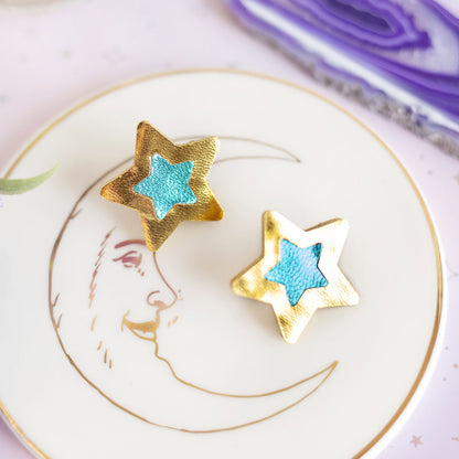 Boucles d'oreilles puces Étoiles - cuir doré et bleu