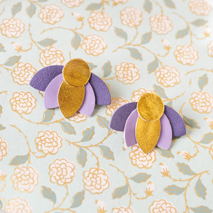 Boucles d'oreilles puces Grandes Fleurs de Lotus - doré, parme et violet améthyste