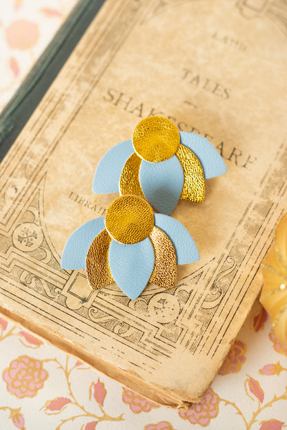 Boucles d'oreilles puces Grandes Fleurs de Lotus - bleu ciel et doré