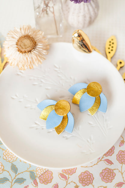 Boucles d'oreilles puces Grandes Fleurs de Lotus - bleu ciel et doré