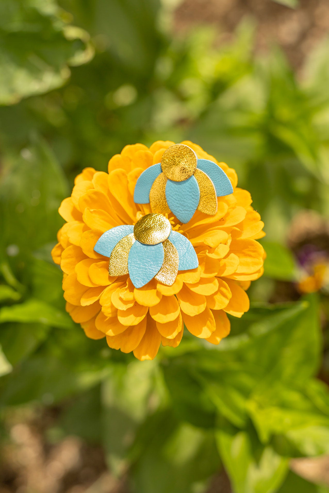 Boucles d'oreilles fleurs en éventail cuir bleu et doré