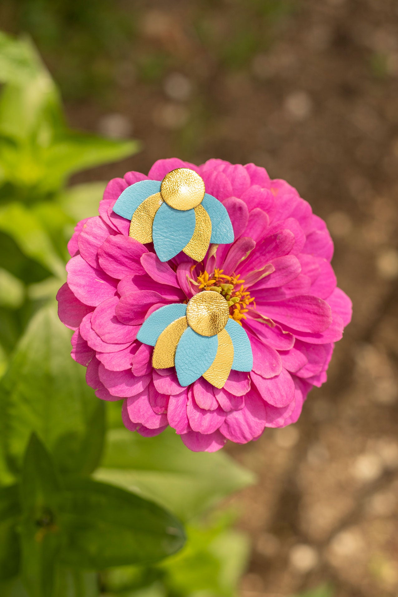 Fächerblumen-Ohrringe aus blauem und goldenem Leder