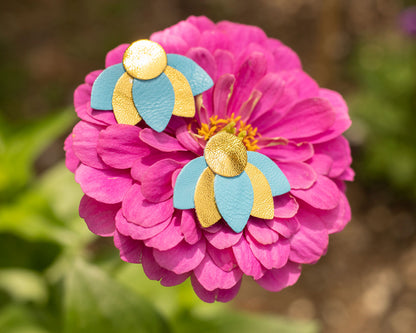 Boucles d'oreilles puces Grandes Fleurs de Lotus - bleu céleste et doré