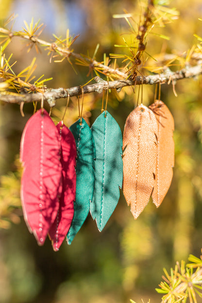 Longues boucles d'oreilles plumes en cuir : couleur au choix