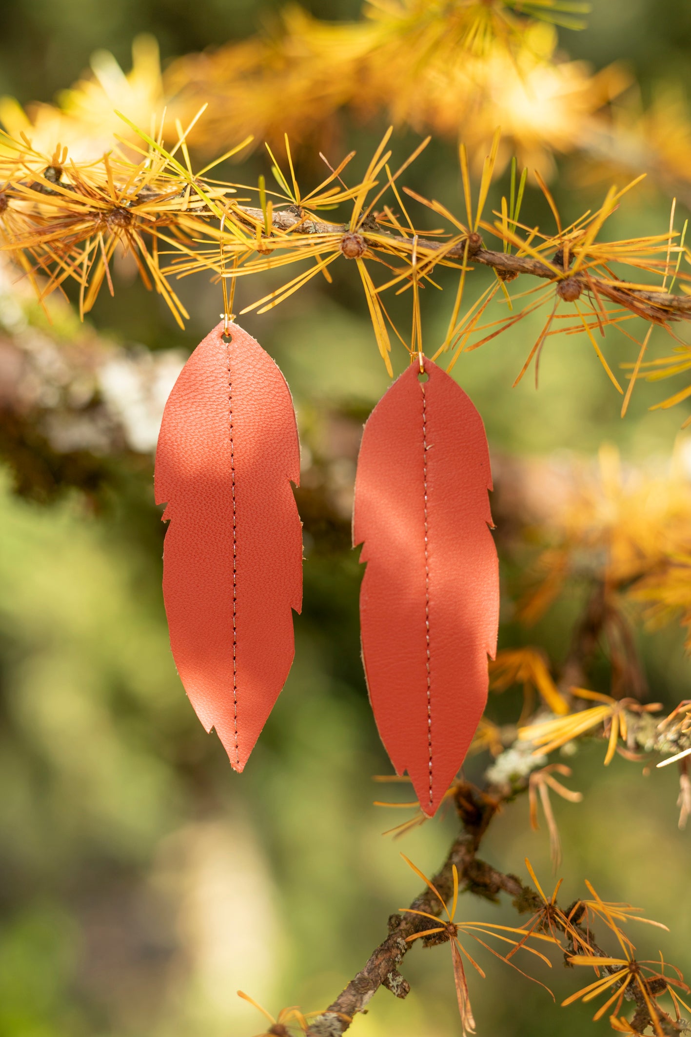 Longues boucles d'oreilles plumes en cuir : couleur au choix
