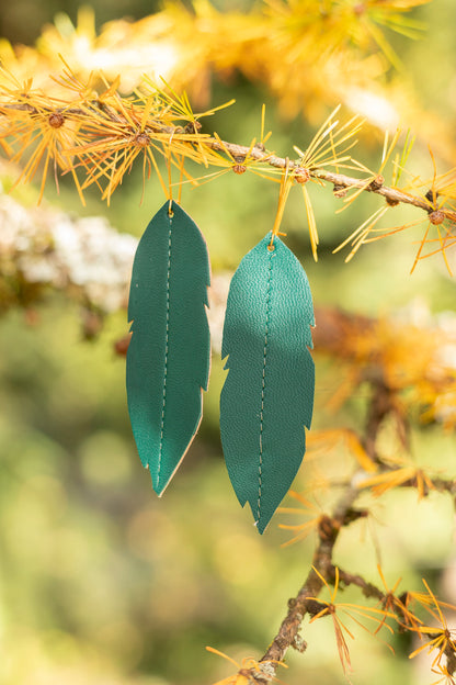 Longues boucles d'oreilles plumes en cuir : couleur au choix