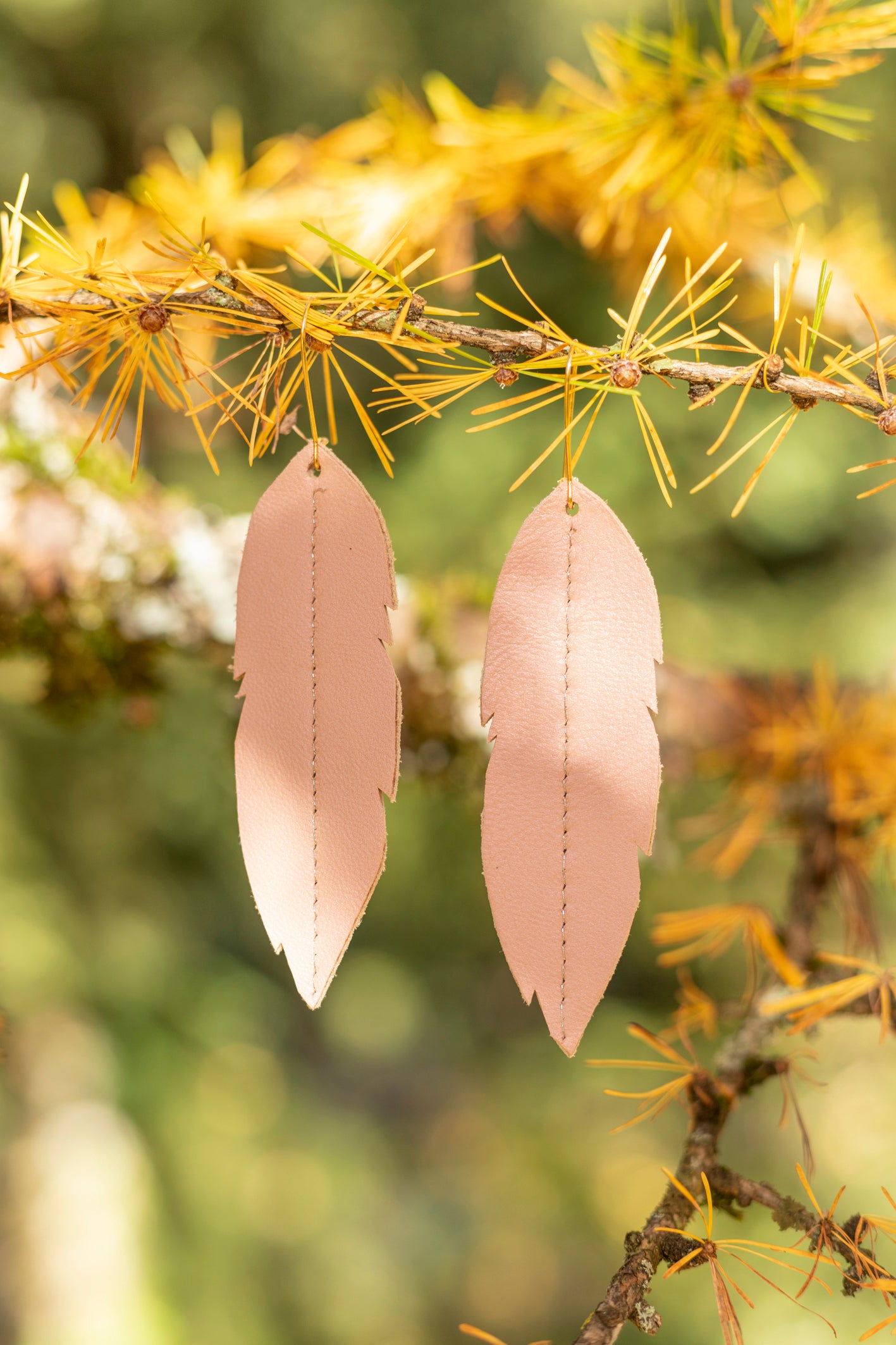 Longues boucles d'oreilles plumes en cuir : couleur au choix