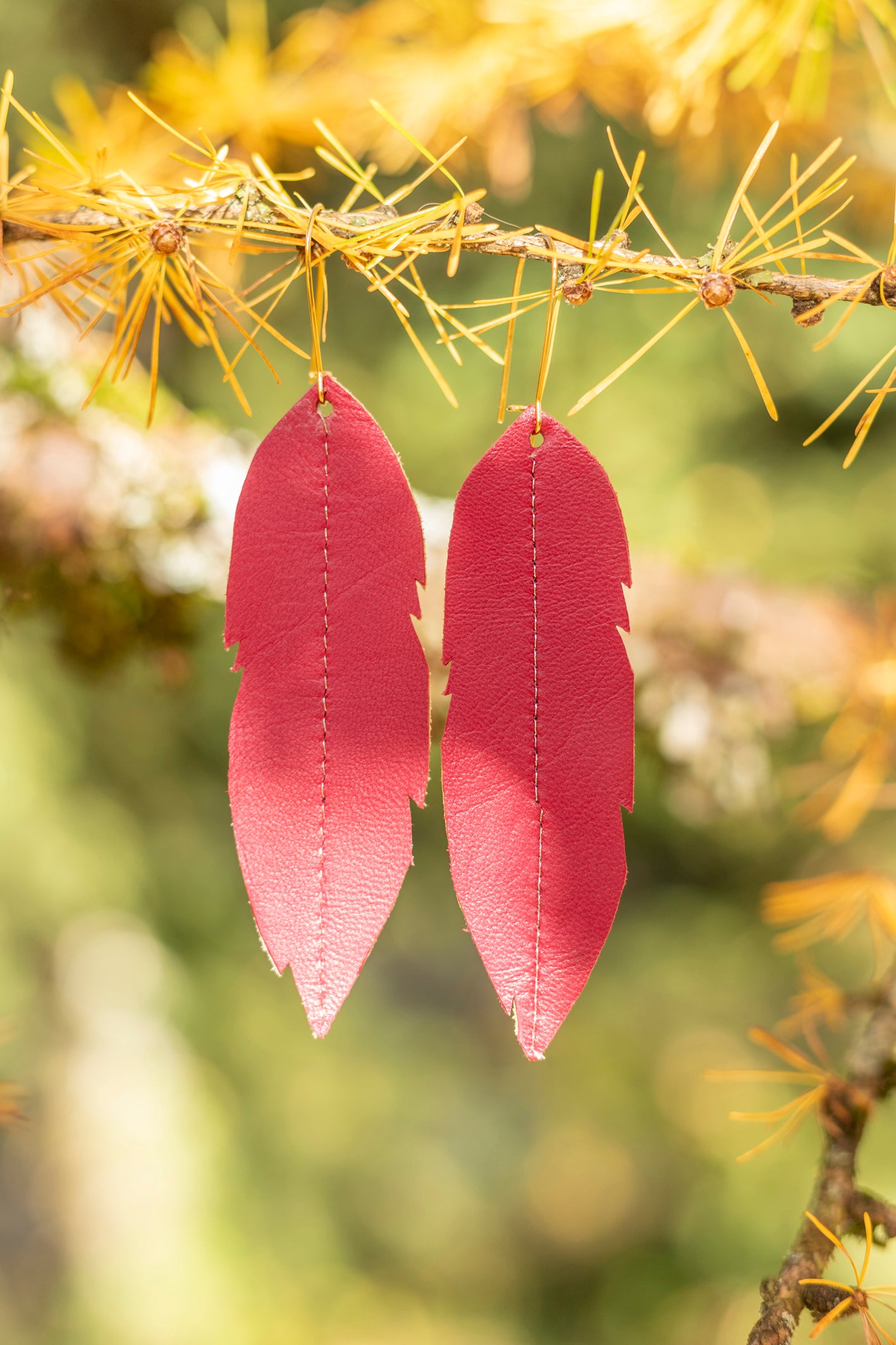 Longues boucles d'oreilles plumes en cuir : couleur au choix