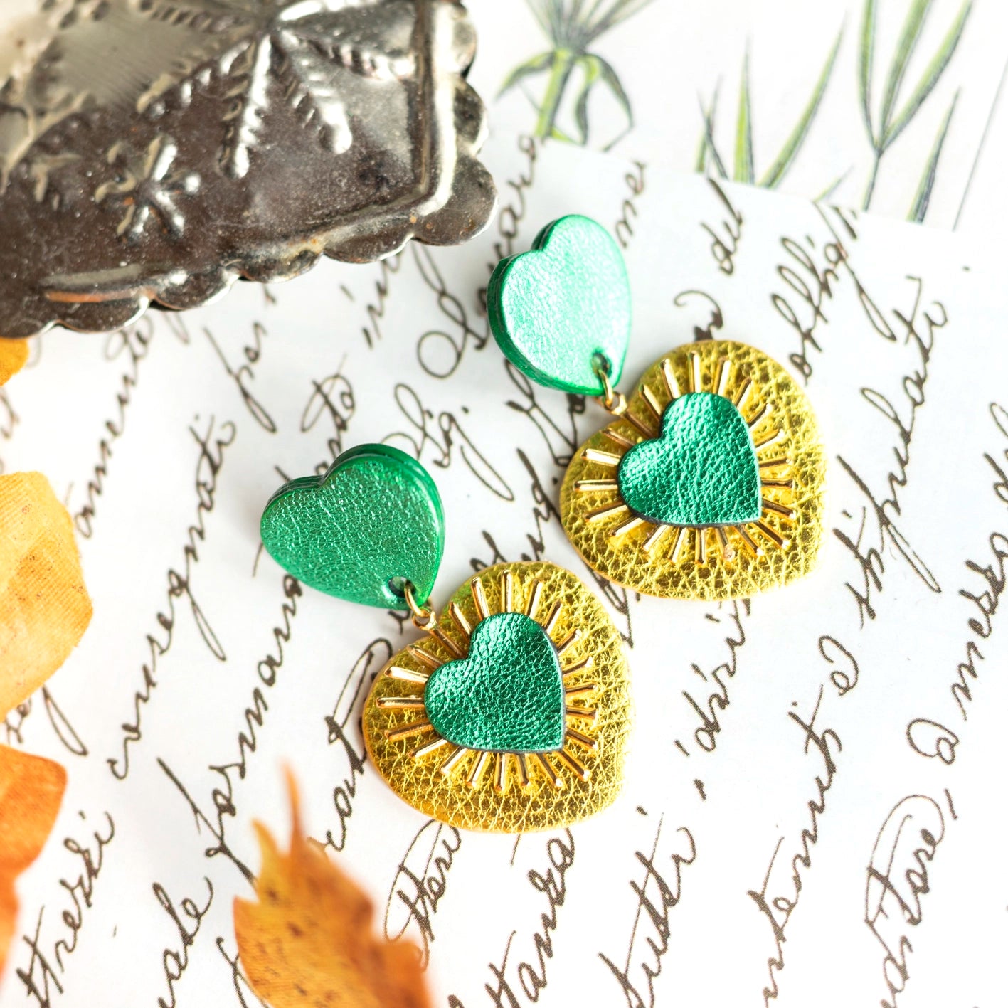 Boucles d'oreilles Coeurs Ex Voto cuirs métallisés vert et chartreuse