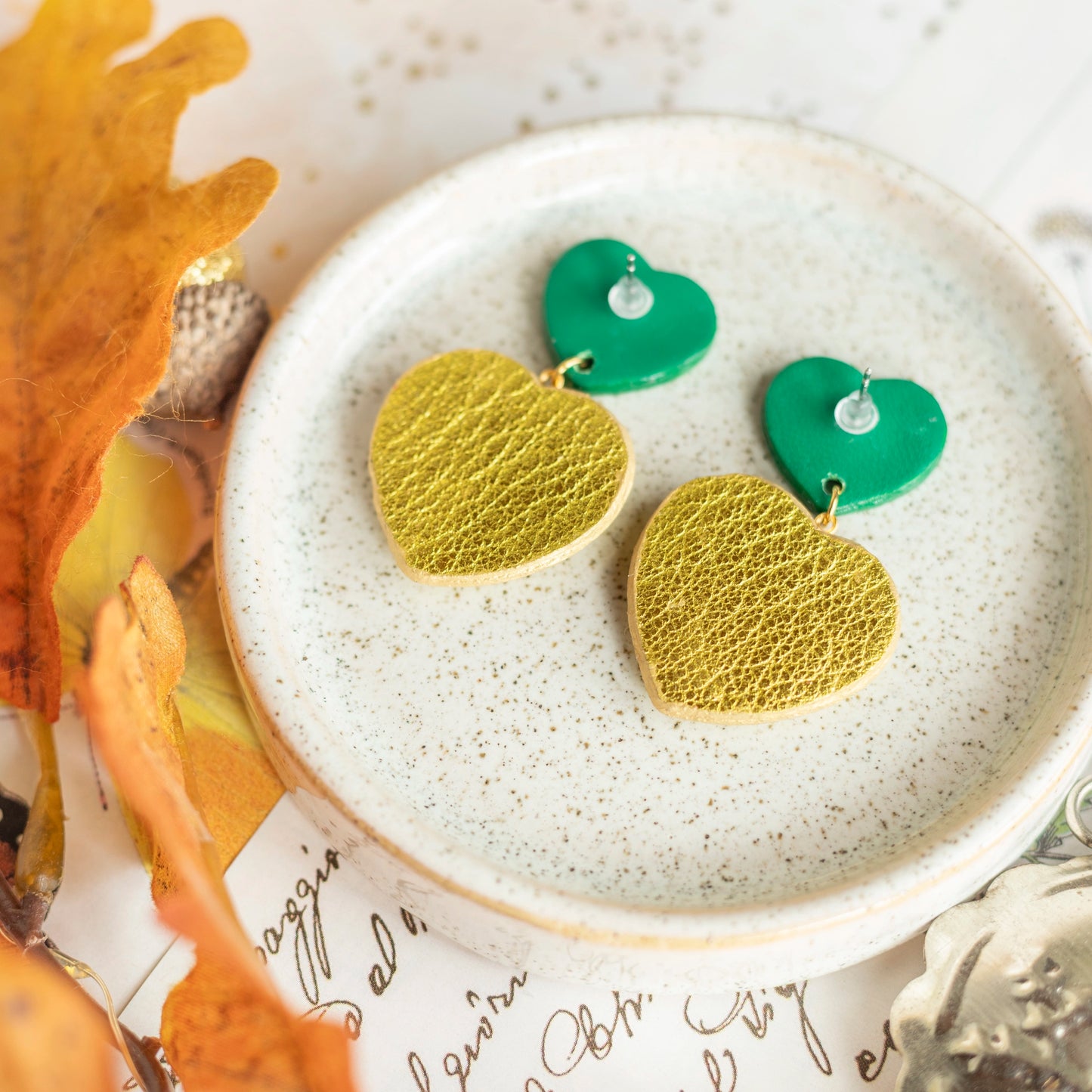 Boucles d'oreilles Coeurs Ex Voto cuirs métallisés vert et chartreuse