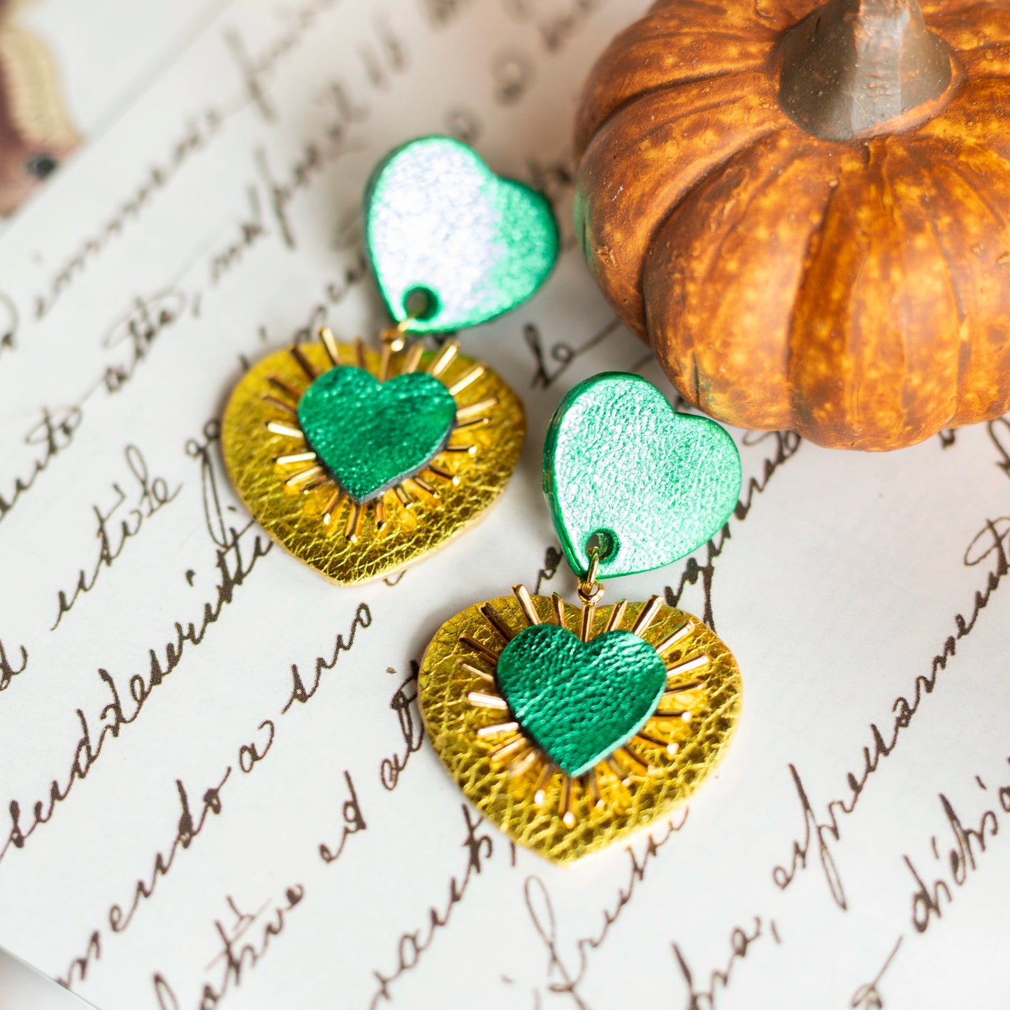 Boucles d'oreilles Coeurs Ex Voto cuirs métallisés vert et chartreuse