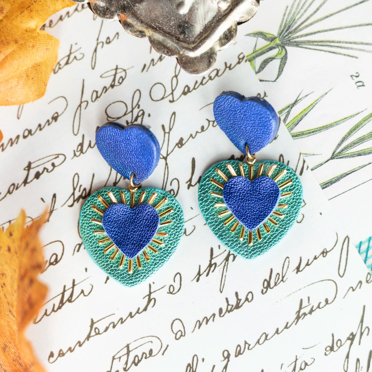 Boucles d'oreilles Coeurs Ex Voto cuirs métallisés bleu outremer et turquoise