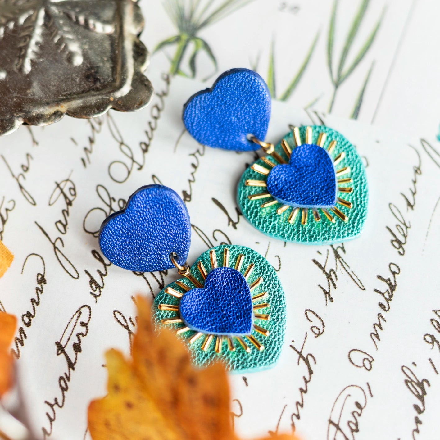 Boucles d'oreilles Coeurs Ex Voto cuirs métallisés bleu outremer et turquoise