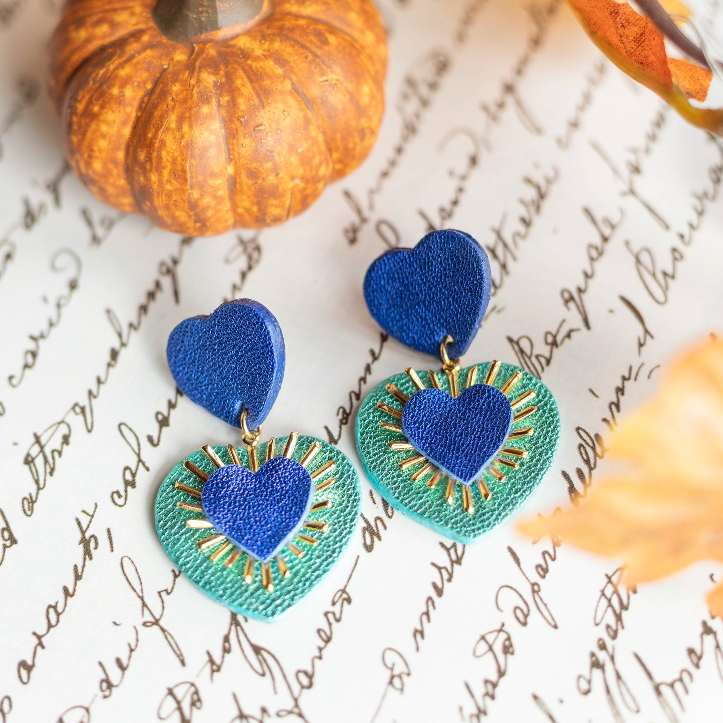 Boucles d'oreilles Coeurs Ex Voto cuirs métallisés bleu outremer et turquoise