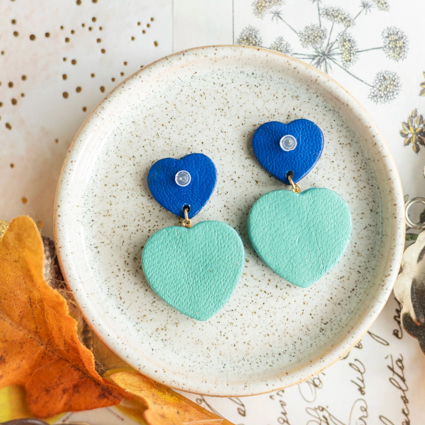 Boucles d'oreilles Coeurs Ex Voto cuirs métallisés bleu outremer et turquoise
