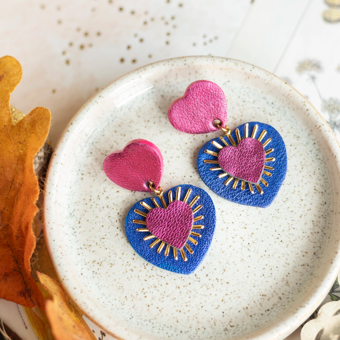 Boucles d'oreilles Coeurs Ex Voto cuirs métallisés framboise et bleu