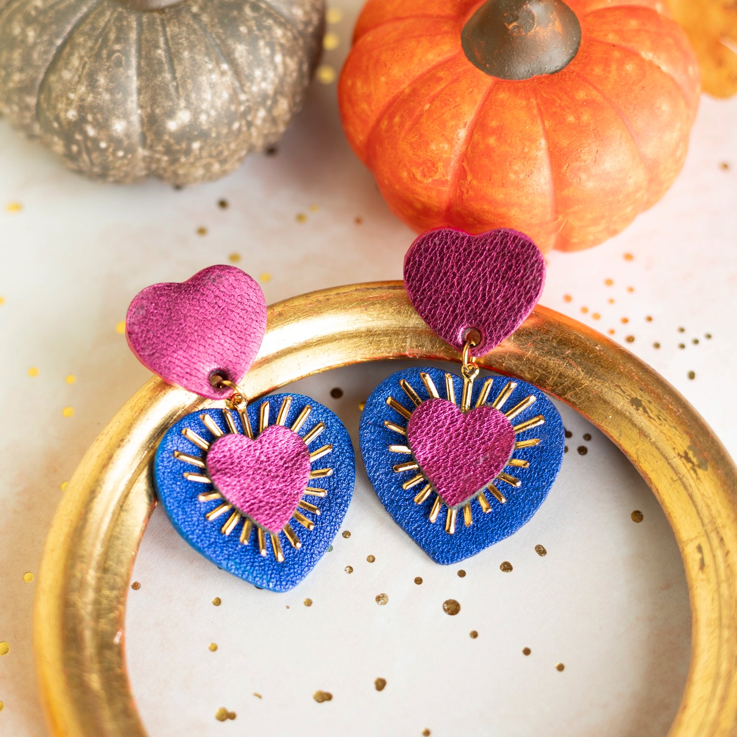 Boucles d'oreilles Coeurs Ex Voto cuirs métallisés framboise et bleu