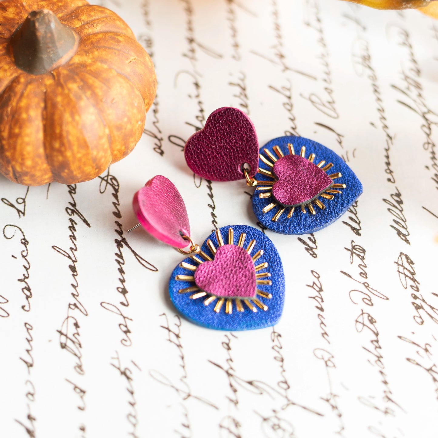 Boucles d'oreilles Coeurs Ex Voto cuirs métallisés framboise et bleu