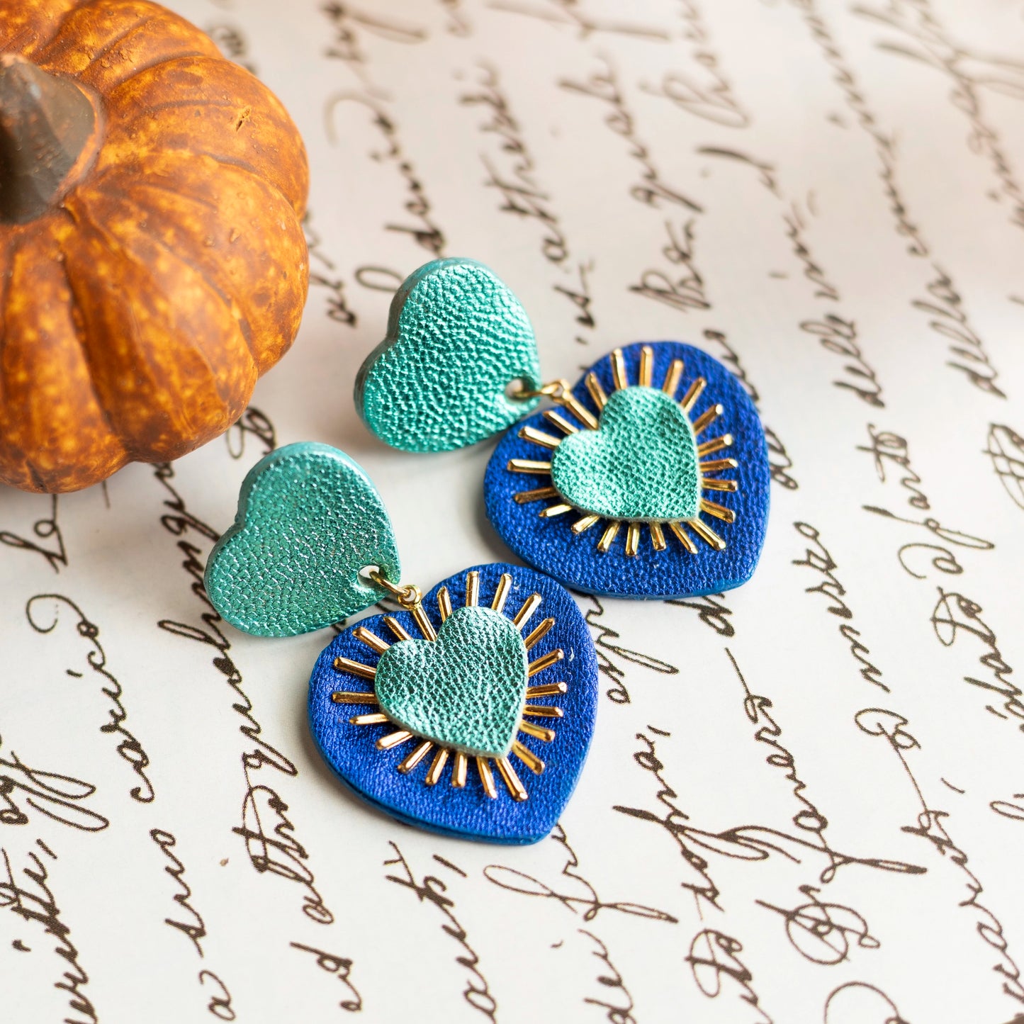 Boucles d'oreilles Coeurs Ex Voto cuirs métallisés turquoise et outremer