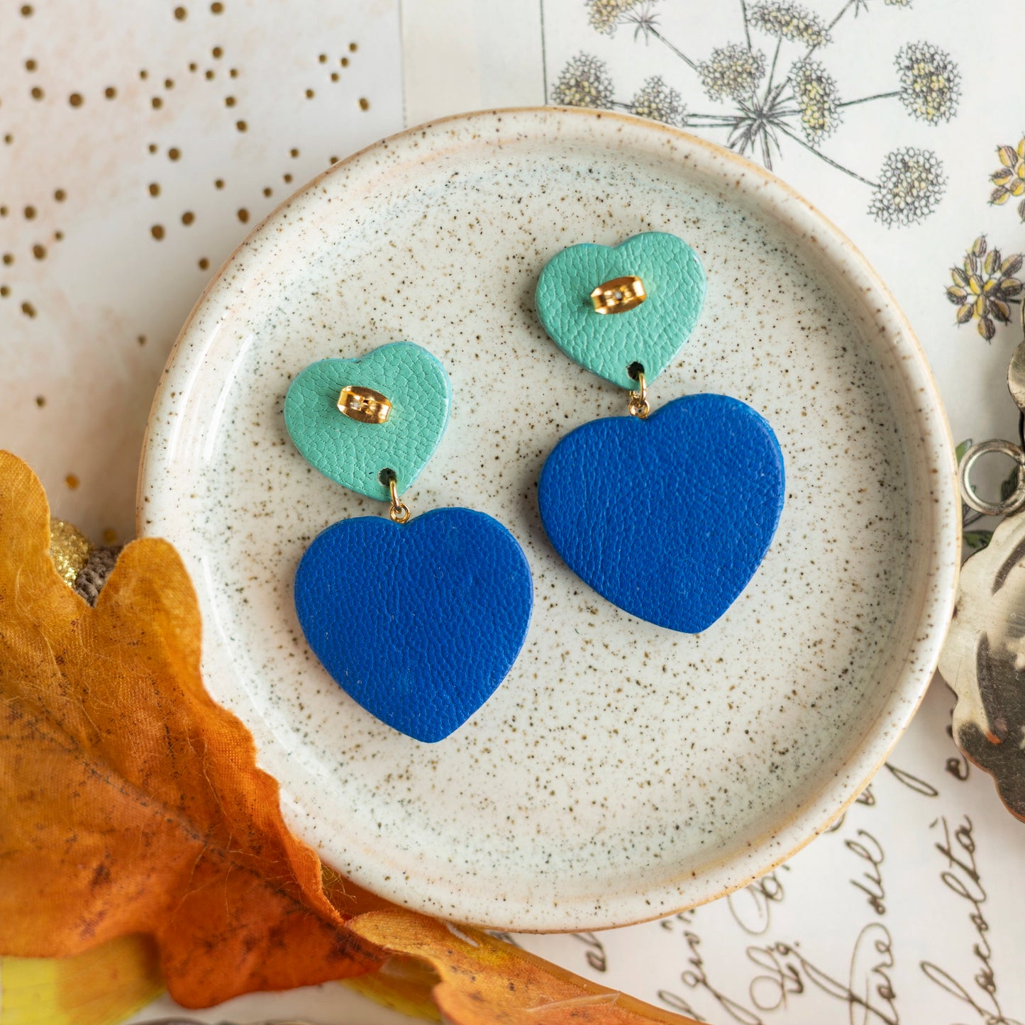 Boucles d'oreilles Coeurs Ex Voto cuirs métallisés turquoise et outremer