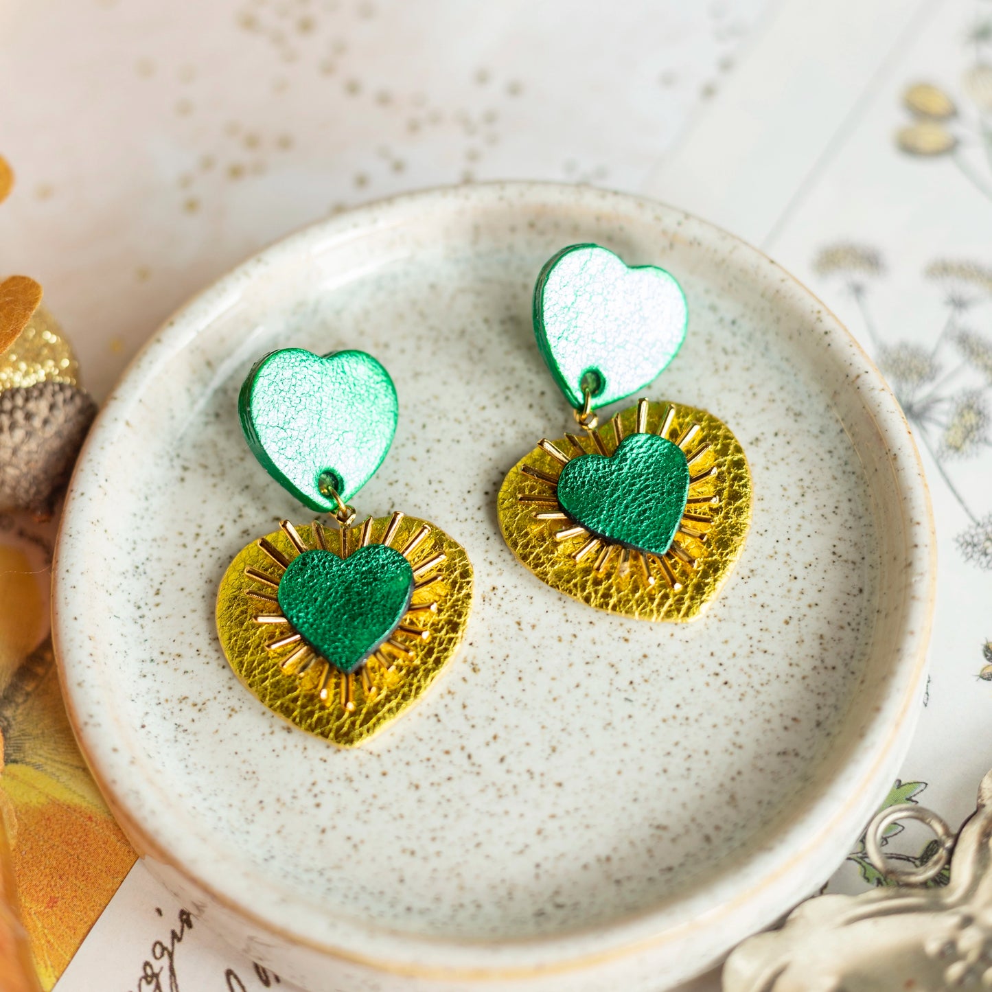 Boucles d'oreilles Coeurs Ex Voto cuirs métallisés vert et chartreuse