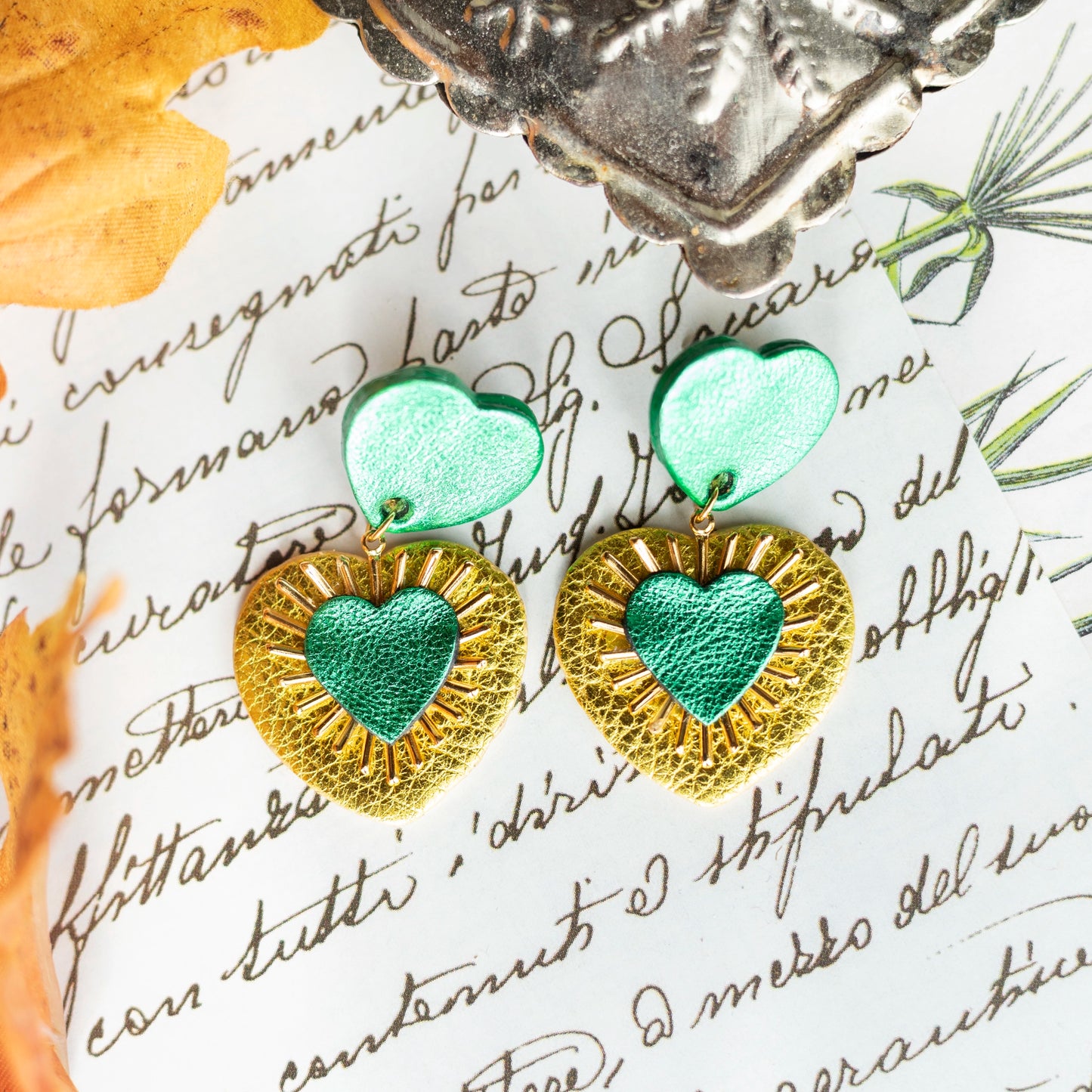 Boucles d'oreilles Coeurs Ex Voto cuirs métallisés vert et chartreuse
