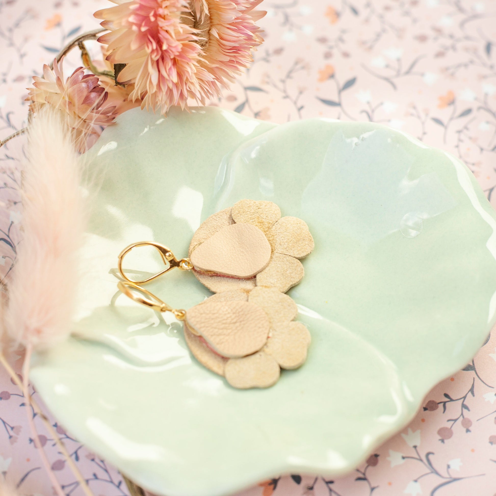 Boucles d'oreilles fleurs de cerisier cuir rose doré beige, Dormeuses laiton doré à l'or fin 24 carats hypoallergéniques
