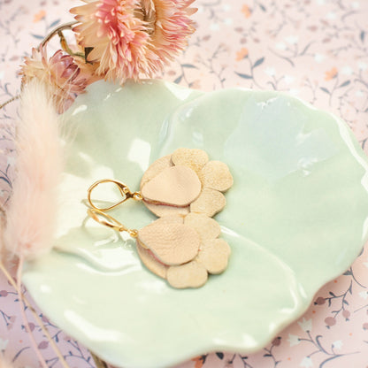 Boucles d'oreilles fleurs de cerisier cuir rose doré beige, Dormeuses laiton doré à l'or fin 24 carats hypoallergéniques