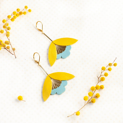 Boucles d'oreilles fleurs en cuir jaune et bleu ginkgo biloba, attaches doré or fin hypoallergéniques