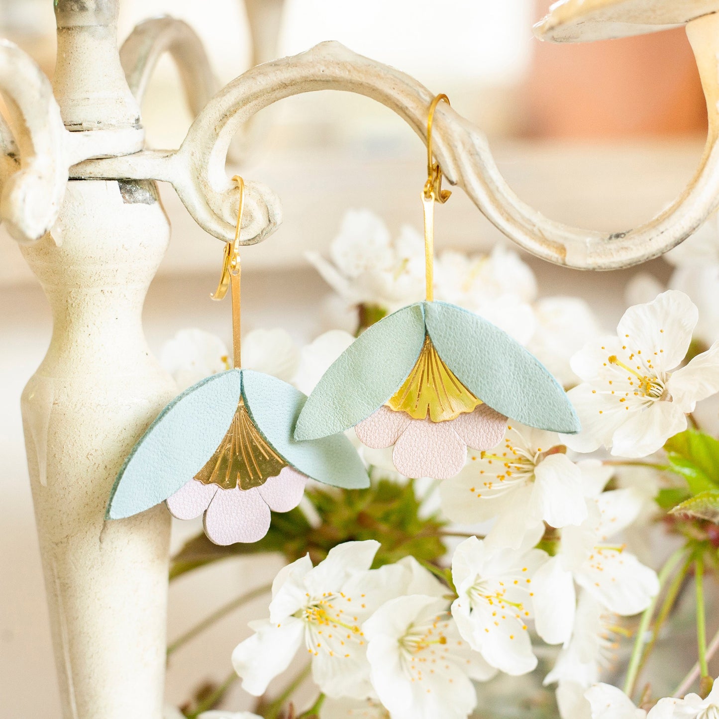 Boucles d'oreilles fleurs bleu ciel et rose pâle en cuir, Dormeuses en laiton doré à l'or fin 24 carats hypoallergéniques