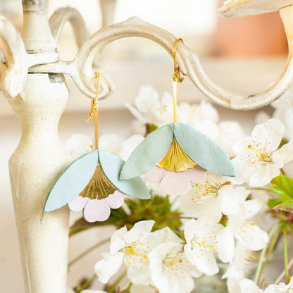 Boucles d'oreilles fleurs bleu ciel et rose pâle en cuir, Dormeuses en laiton doré à l'or fin 24 carats hypoallergéniques