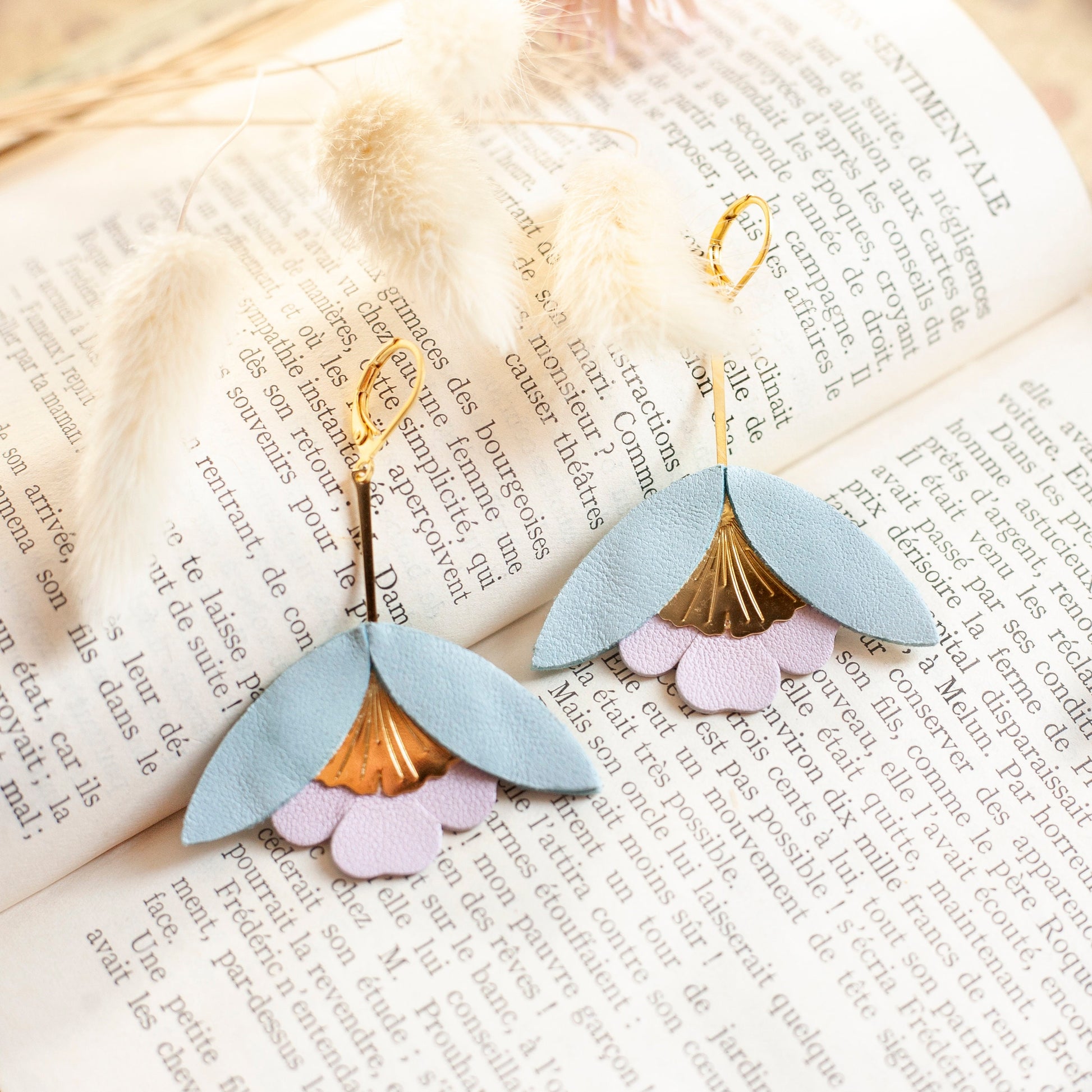 Boucles d'oreilles fleurs bleu ciel et rose pâle en cuir, Dormeuses en laiton doré à l'or fin 24 carats hypoallergéniques