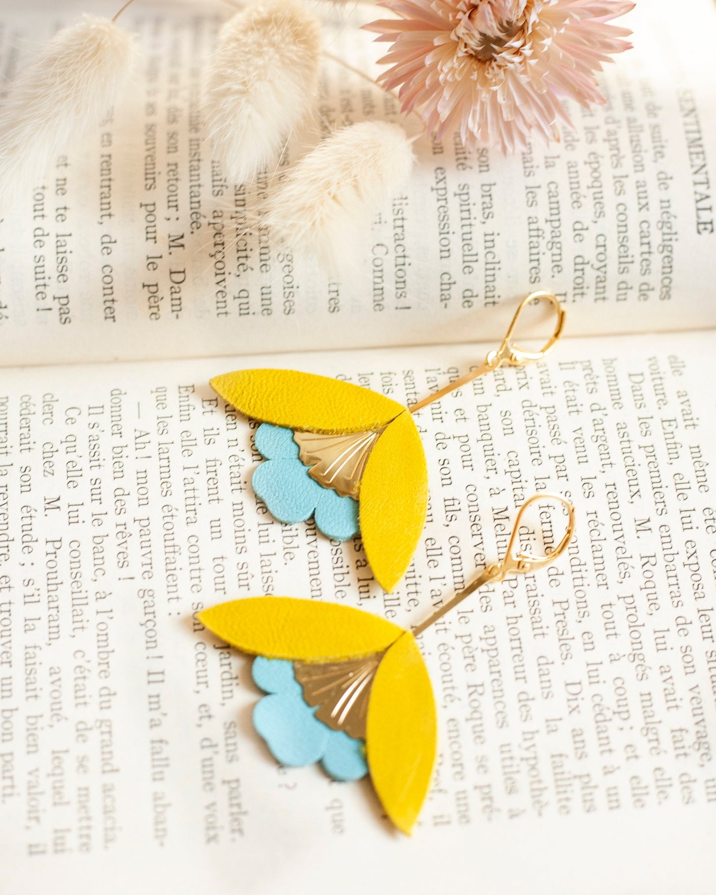 Boucles d'oreilles fleurs en cuir jaune et bleu ginkgo biloba, attaches doré or fin hypoallergéniques