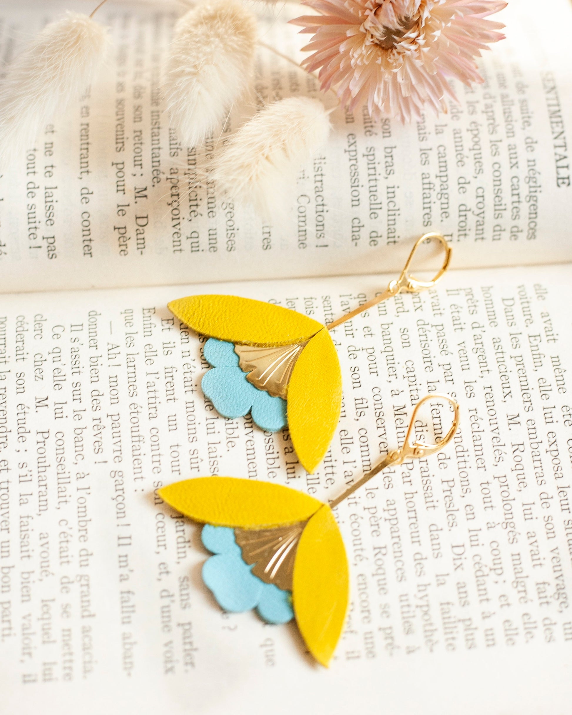 Boucles d'oreilles fleurs en cuir jaune et bleu ginkgo biloba, attaches doré or fin hypoallergéniques