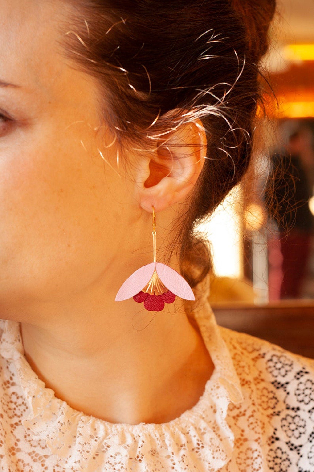 Boucles d'oreilles cuir recyclé rose chair bleu ciel Fleur de Ginkgo, Dormeuses en laiton doré à l'or fin 24 carats hypoallergéniques