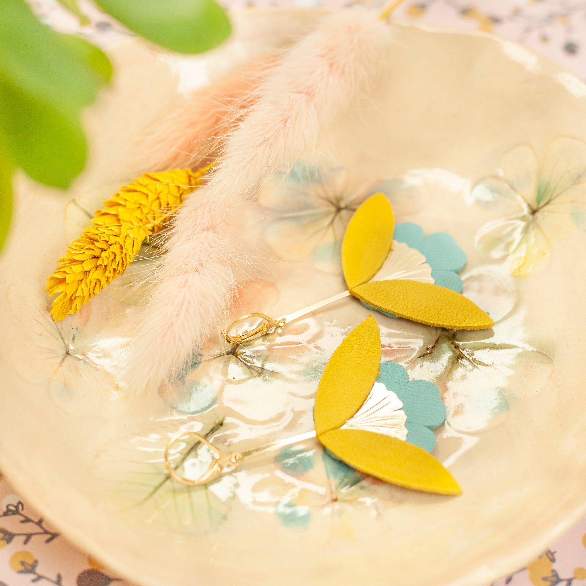Boucles d'oreilles fleurs en cuir jaune et bleu ginkgo biloba, attaches doré or fin hypoallergéniques
