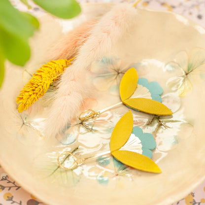 Boucles d'oreilles fleurs en cuir jaune et bleu ginkgo biloba, attaches doré or fin hypoallergéniques