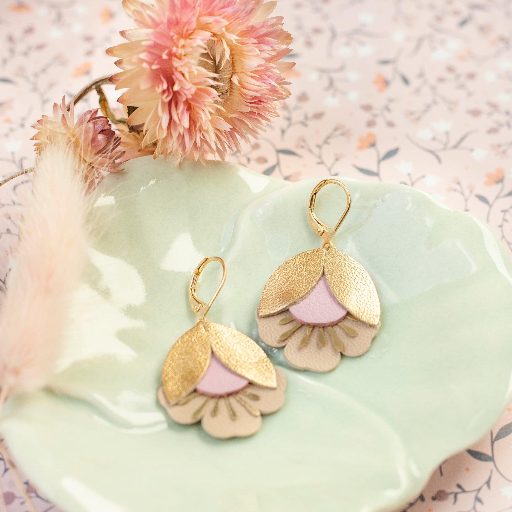 Boucles d'oreilles fleurs de cerisier cuir rose doré beige, Dormeuses laiton doré à l'or fin 24 carats hypoallergéniques