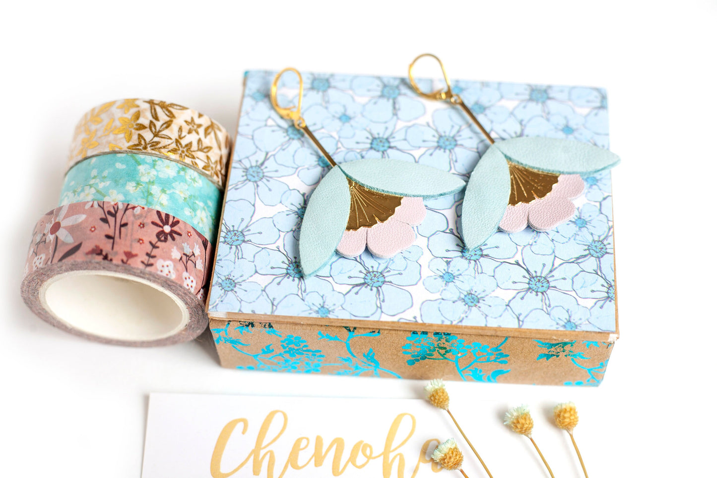 Boucles d'oreilles fleurs bleu ciel et rose pâle en cuir, Dormeuses en laiton doré à l'or fin 24 carats hypoallergéniques