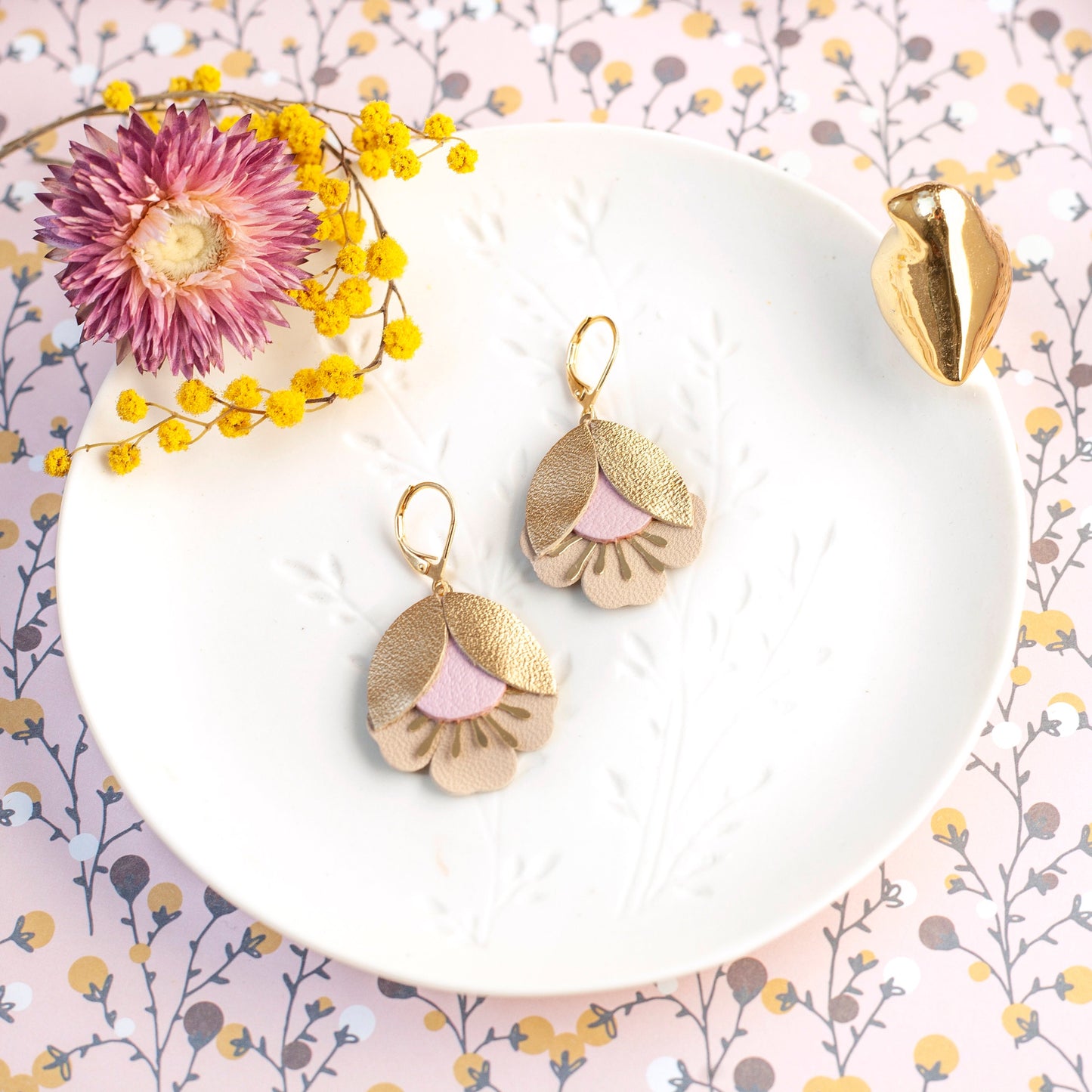 Boucles d'oreilles fleurs de cerisier cuir rose doré beige, Dormeuses laiton doré à l'or fin 24 carats hypoallergéniques