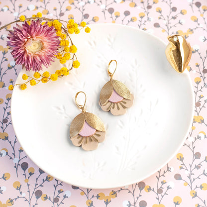 Boucles d'oreilles fleurs de cerisier cuir rose doré beige, Dormeuses laiton doré à l'or fin 24 carats hypoallergéniques
