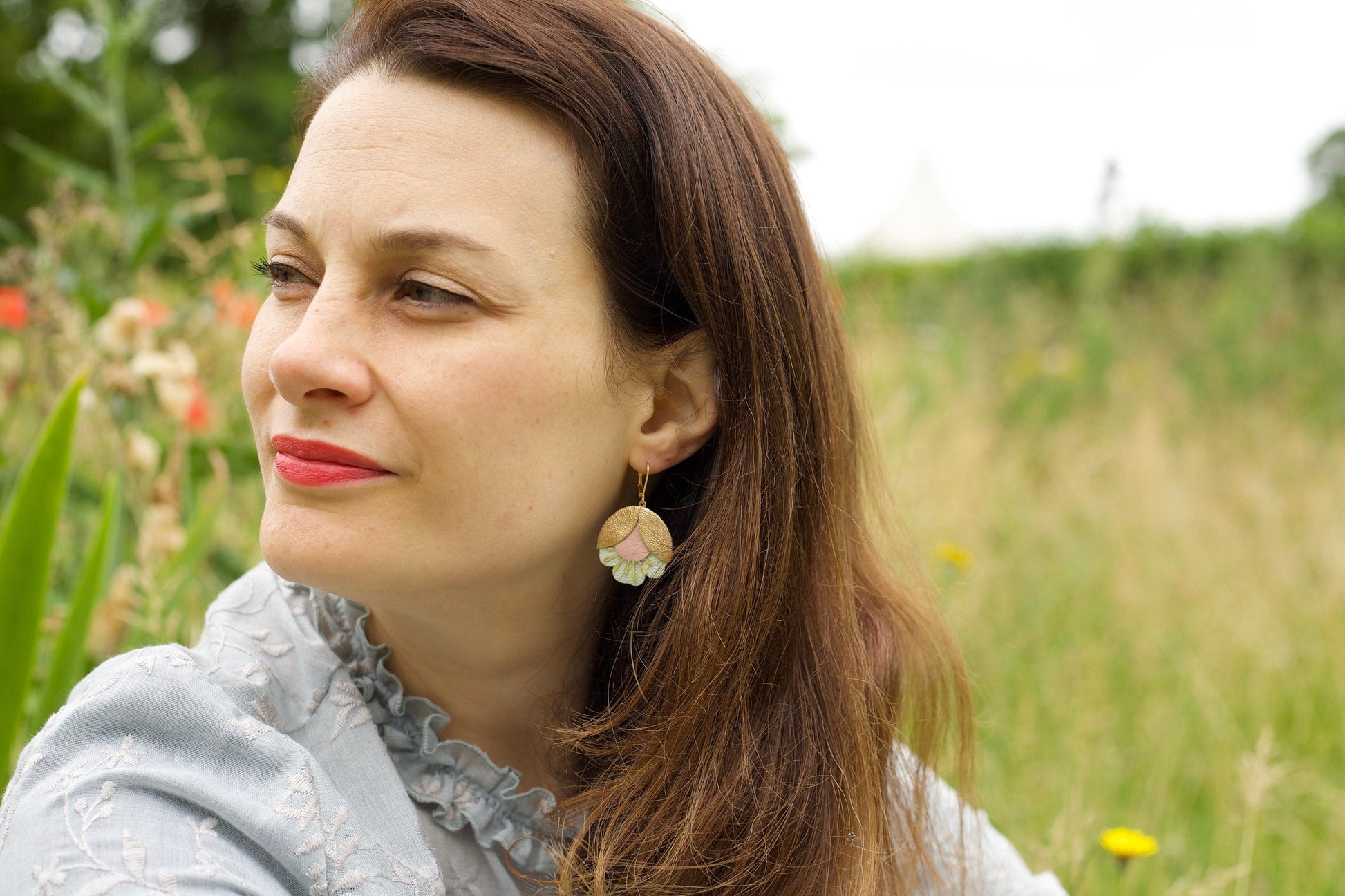 Boucles d'oreilles fleurs de cerisier cuir rose et doré, attaches laiton doré à l'or fin 24 carats hypoallergéniques